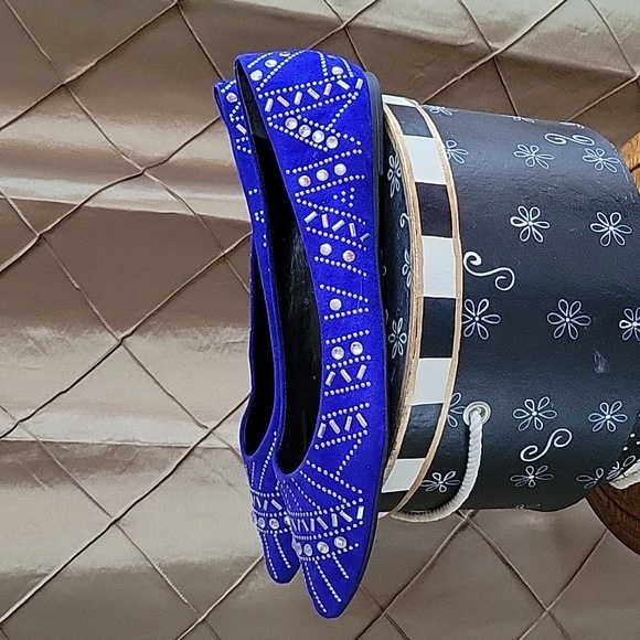 VGUC- Nine West Studded / Embellished Suede Pointed Toe Flats - Picture 3 of 9